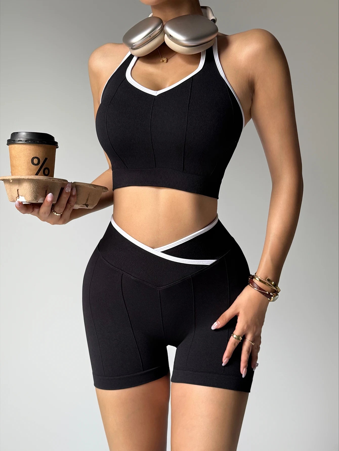 Set Deportivo Mujer 2 Piezas – Top Halter y Shorts Cintura Alta